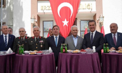 Binali Yıldırım memleketi Erzincanda bayramlaşma programına katıldı