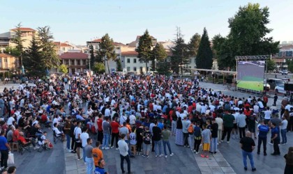 Bozüyük Belediyesi Türkiye-Portekiz maçı için dev ekran kurdu