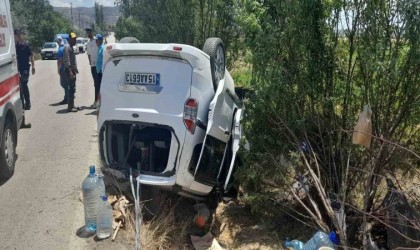 Burdurda hafif ticari araç takla attı, yaşlı çift yaralandı