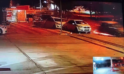 Burdurda otomobilin park halindeki araçlara ve refüjdeki ağaca çarptığı anların görüntüsü ortaya çıktı