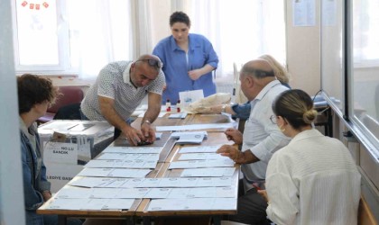 Büyükkarıştıran beldesinde seçmenler 2 ay sonra belediye başkanı seçimi için yeniden sandık başına gitti