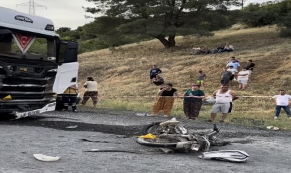 Çanakkalede kamyon ile motosiklet çarpıştı: 2 ölü