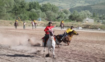 Dede Korkut diyarı Bayburtta festival tadında cirit şöleni yaşanıyor