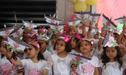 Depremzede çocuklardan Filistin bayraklı destek