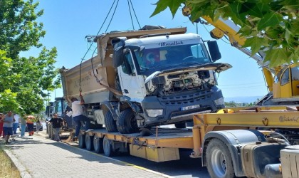 Devrilen kamyonun kapattığı İzmir-Çanakkale kara yolu yeniden trafiğe açıldı