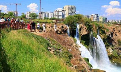 Düden Şelalesine tatilci akını