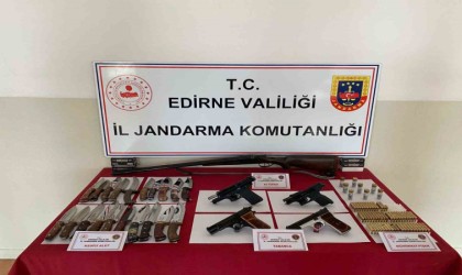 Edirnede 4 tabanca, 1 av tüfeği ve 23 kasatura ele geçirildi