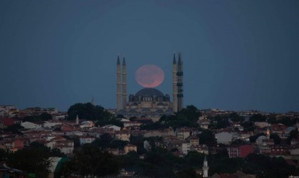 Edirnede Selimiye Camii ve dolunay görsel şölen oluşturdu