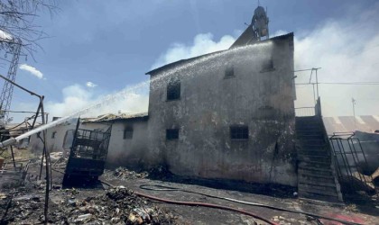 Elazığda geri dönüşüm deposunda yangın: Ev, depo ve bir araç kül oldu