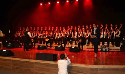 Erzincanda farklı meslek gruplarından insanların bir araya geldiği “Kardeşlik Korosu” ilk konserini verdi