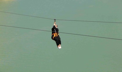 Fırat Nehrinin muhteşem manzarası eşliğinde yapılan zipline ve tekne turu turistlerin vazgeçilmezi