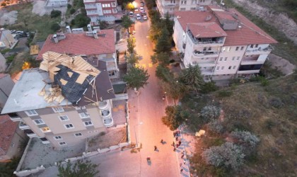 Fırtına çatı uçurdu, ağaçları devirdi, aracın üzerine yıldırım düştü, turistler mahsur kaldı