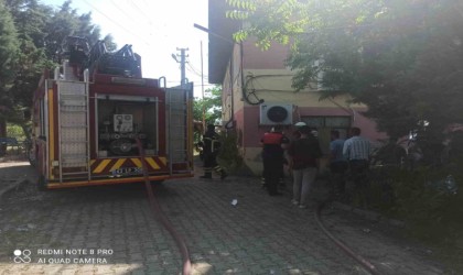 Gedizde yangında bina kullanılamaz hale geldi