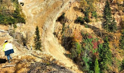 Giresunda madende iş makinesinin üzerine kaya düştü: 1 yaralı