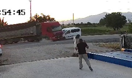 Hafif ticari aracın tır ile çarpışma anı kamerada: 1 yaralı