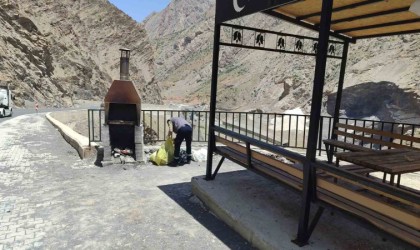 Hakkari-Van karayolu çöplerden temizlendi