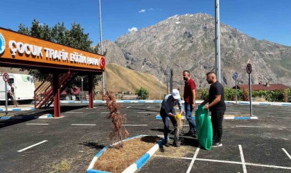 Hakkarideki parklarda temizlik çalışması sürüyor