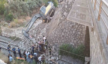 Hatayda toprak altında kalan iş makinası operatörü kurtarıldı