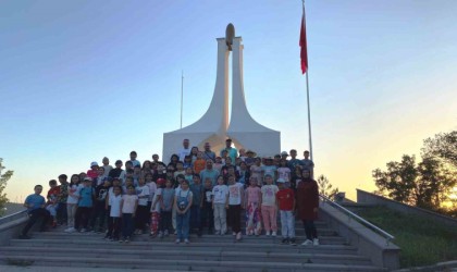 Hisarcık Atatürk İlkokulu öğrencileri Kütahyanın ilçelerindeki tarihi yerleri tanıdı