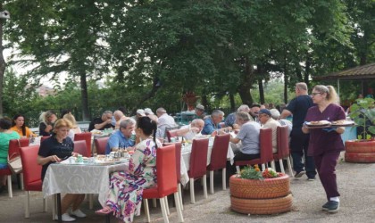 Huzurevi sakinlerine çifte kutlama