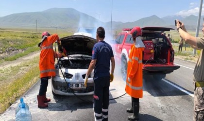 Iğdır-Doğubayazıt yolu üzerinde araçta çıkan yangın itfaiye ekipleri tarafından kontrol altına alındı