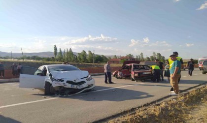 İki otomobilin çarpıştığı kazada 1 kişi öldü, 7 kişi yaralandı