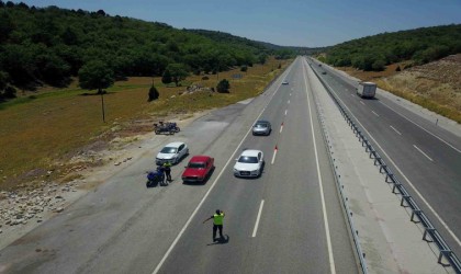 Jandarma ekipleri dönüş yolundaki sürücüleri bilgilendiriyor