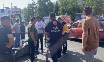 Kapaklıda otomobil ile çarpışan motosikletli kurye yaralandı