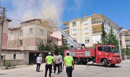 Karamanda çatı yangını: 1 kişi dumandan etkilendi