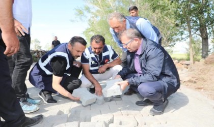 Karsta köy yollarına parke kilitli taş döşeniyor