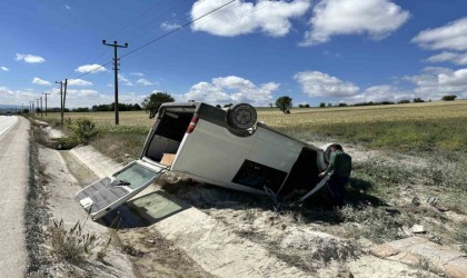 Kastamonuda yoldan çıkan minibüs, şarampole uçtu: 2 yaralı