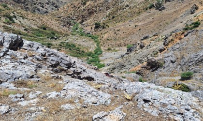 Kayalıklarda mahsur kalan şahsı AFAD kurtardı