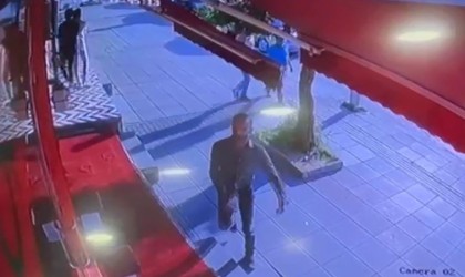 Kentin en işlek caddesinde cam kırıp telefon aldı, elindeki bıçakla tehditler savurdu