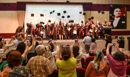 KMÜde 60 yaş üstü öğrencilerin mezuniyet coşkusu