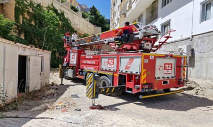 Konteynerin tepesinde mahsur kaldı, itfaiyeyi çağırdı