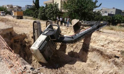 Kontrolden çıkan iş makinesi devrildi