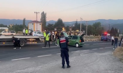 Kontrolden çıkan otomobil orta refüje çarptı: 3 yaralı