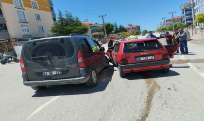 Konyada otomobil ile hafif ticari araç çarpıştı: 5 yaralı