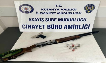 Kütahyada silahla yakalanan 2 kişi gözaltına alındı