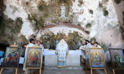 Mağara içindeki St. Pierre Kilisesinde bayram ayini