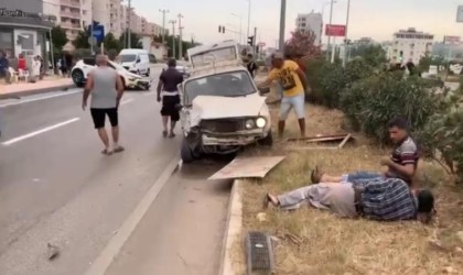 Mersinde 3 kişinin yaralandığı trafik kazası kamerada