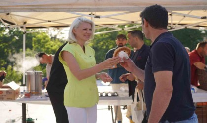 Mesaisine işçilere simit ikram ederek başladı