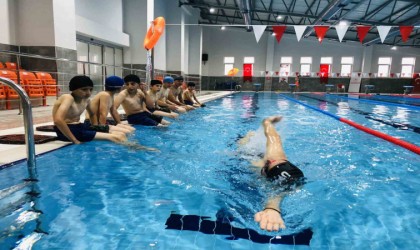 Mezun olduğu okuluna vefa borcunu çocuklara yüzme öğreterek ödüyor