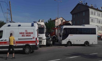 Midibüs ve kamyonun arasında otomobil kağıt gibi ezildi: 1 yaralı