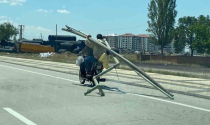 Motosiklette borularla tehlikeli yolculuk kamerada