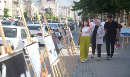 Muşlular keman eşliğinde fotoğraf sergisi ve kitap standını gezdi