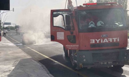 Niğdede seyir halindeki otomobilde yangın çıktı