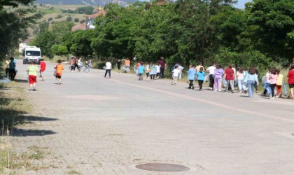 Öğrenciler Dünya Çevre Gününde mahalleyi temizledi