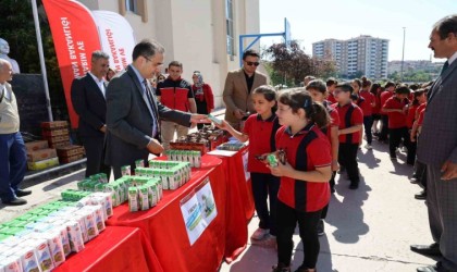 Öğrencilere süt ve kek ikram edilerek ‘Dünya Süt Günü kutlandı