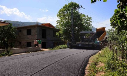 Ordunun kırsal yol ağında sıcak asfalt çalışmaları sürüyor